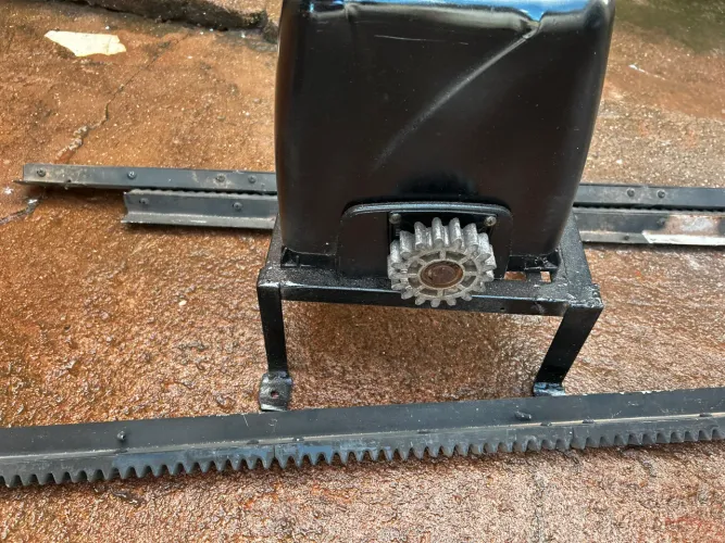 Motor de portão eletrônico semi novo - R$ 500,00