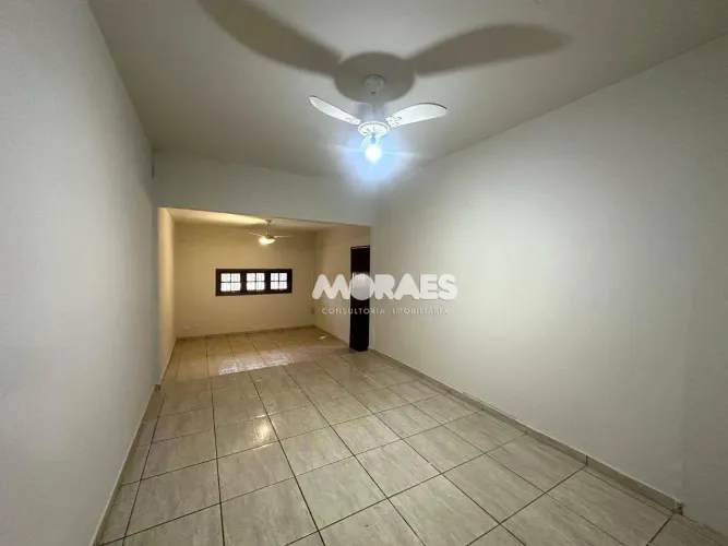 Casa com 3 quartos para alugar, 187 m² por R$ 2.700/mês - Jardim América - Bauru/SP