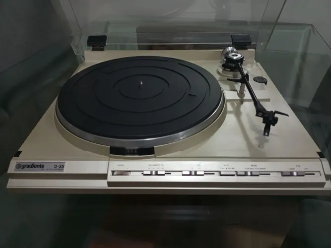 Toca discos Gradiente D-35
