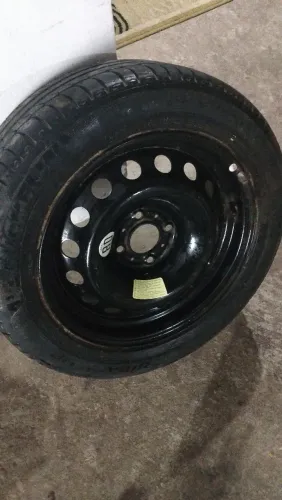 Vendo roda aro 16 com pneu Michelin excelente estado 