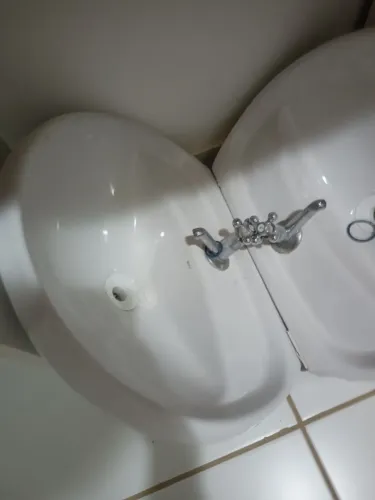 Pias de banheiro com torneira