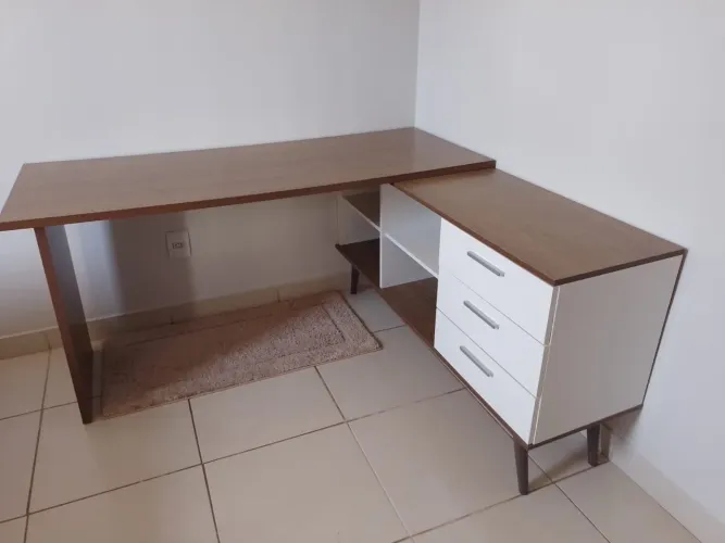 Mesa em L + Apoio PC e apoio para livros (opcional)