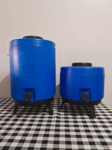 Vende-se essas duas garrafas térmicas