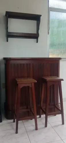 Vendo bar de madeira c pratileiras e bancos