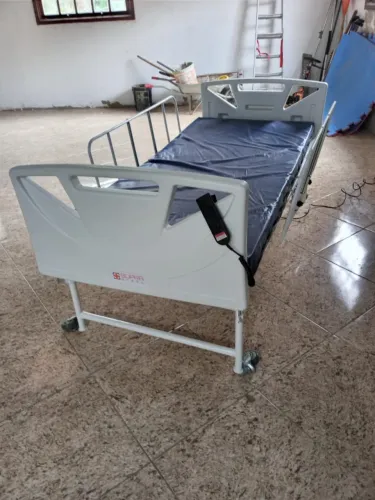 CAMA HOSPITALAR MOTORIZADA COM ELEVAÇÃO, REGULAGEM DE ALTURA E COLCHÃO 