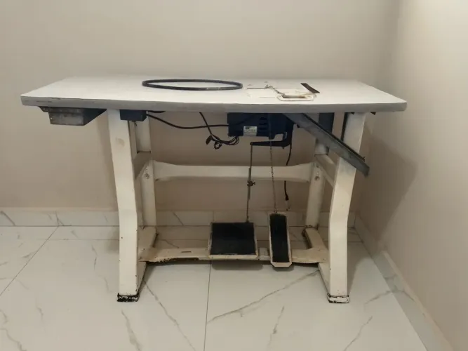 Mesa c/ motor p/ Overlock Semi-industrial usada