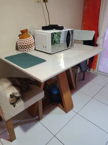 Mesa de vidro e madeira
