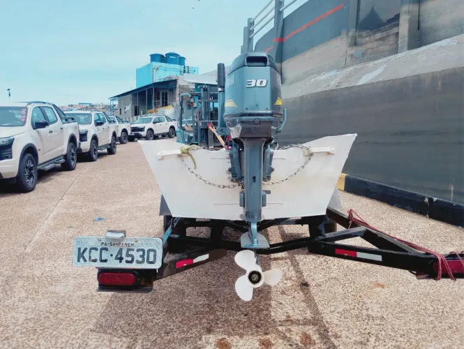 Bote com motor de popa 30 HP YAMAHA