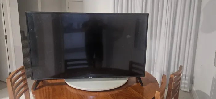 Smart TV LG 49" 4K (49UJ6300) - Com Defeito no Ecrã / Para Peças