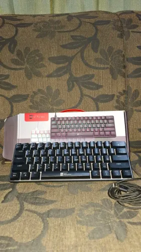 estou vendendo um teclado mecanico r8 1037,RGB ,ABNT2,Switch,preto.