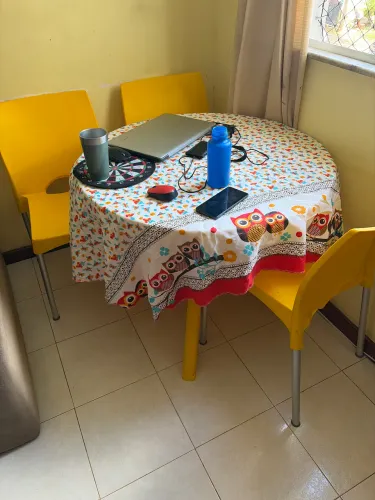 Mesa redonda de plástico duro e resistente