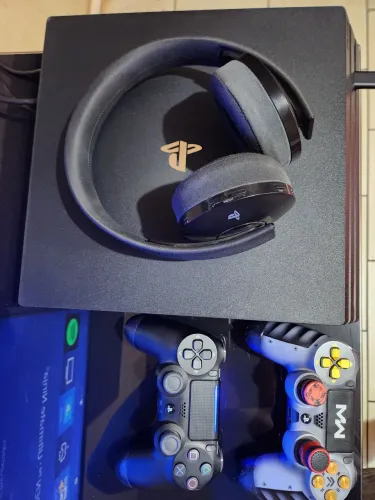 Playstation 4 Pro 1TB Seminovo Com 2 Controles E Headset Originais