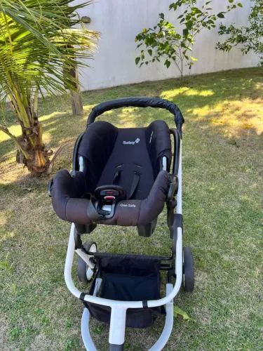 Carrinho de bebê com bebê conforto 