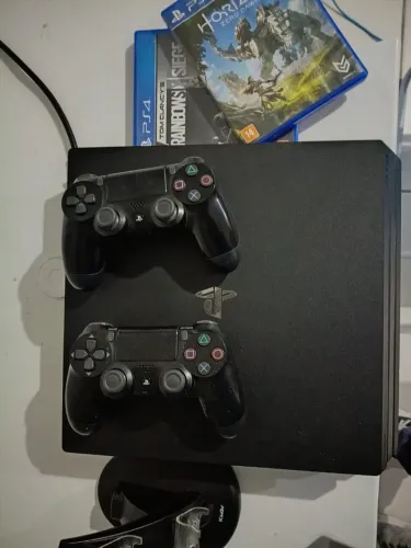 PS4 Pro com 2 controles originais + 2 jogos
