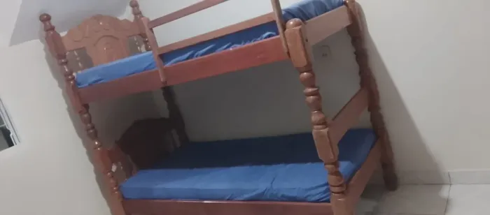 Beliche de cerejeira com auxiliar
