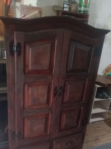 Vendo lindo armário de madeira rústico