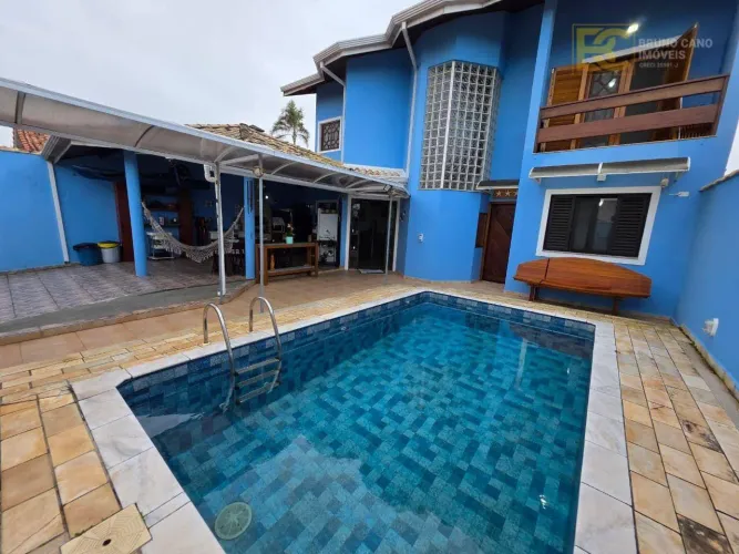 Sobrado com piscina 150 metros da praia no Três Marias em Peruíbe/SP