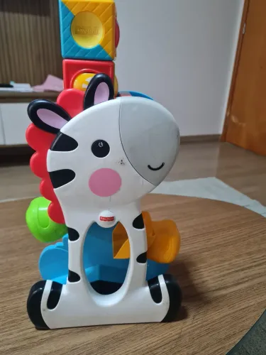 Girafa educativa para treino de coordenação motora Fischer Price. Completo para brincar. 