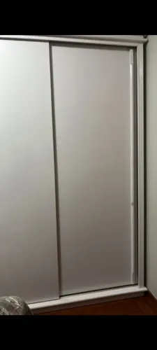 Vendo ou troco guarda roupas c/ porta de correr lindo
