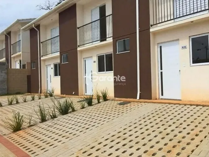 Sobrado com Quintal e Corredor Lateral no Condomínio Faggion