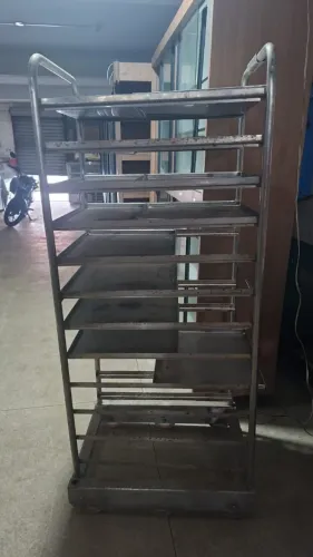 Carrinho de inox para restaurante e açougue. Valor: 1.400,00 reais.