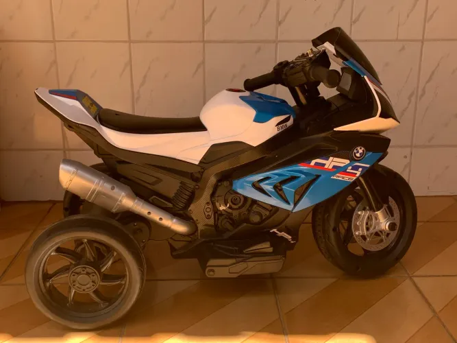 Moto elétrica infantil BMW em excelente estado