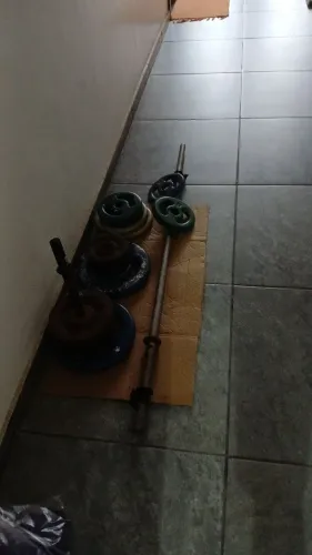 Acessórios para exercicios fisicos 64 kg mais a barra.