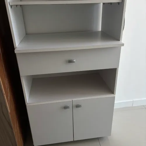 Este é o armário multiuso branco Multimóveis para forno e micro-ondas com duas portas. 