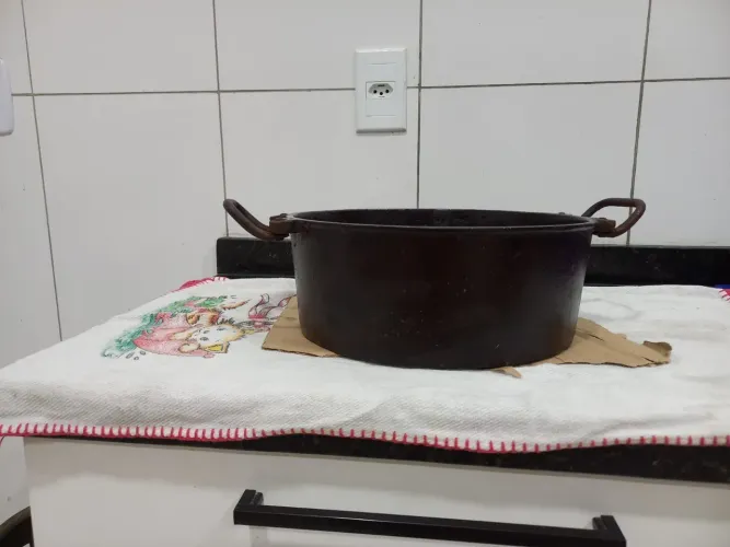 Panela de ferro  caçarola antiga com 6L. Raridade!