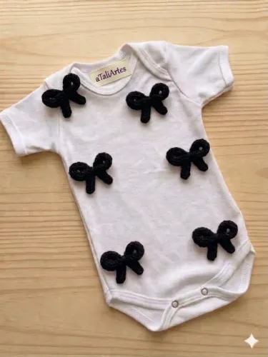 Body bebê Personalizado com laço ou flores em tricotin P/M/G por encomenda