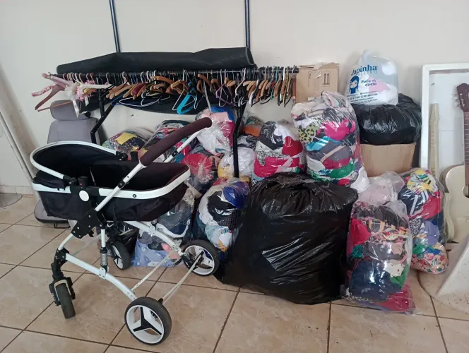 Lote de roupas com 100 peças 