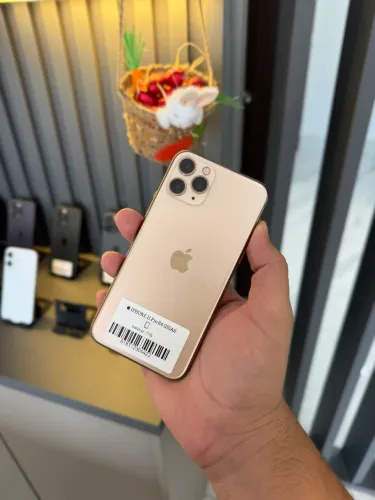 iPhone 11 PRO 64 GIGAS AQUI NO DETALHE NA TELA