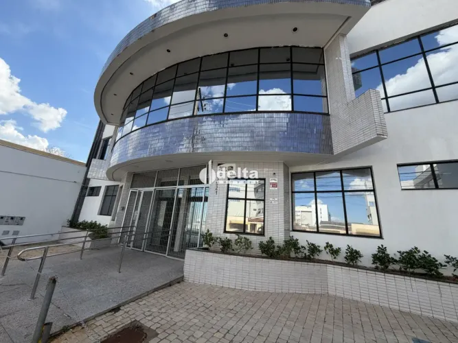 Predio comercial com 1.000m², disponível para locação no bairro Brasil em Uberlândia-MG