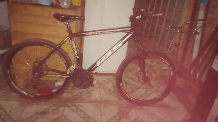 Estou vendendo uma bicicleta GTM com rodas de 26 polegadas em perfeito estado.