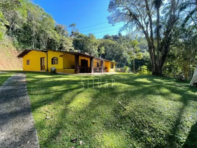 Sítio para Lazer com Lago, Piscina e Nascente Natural