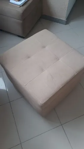 2 pufs para sofá grandes, quadrados em sued bege claro.
