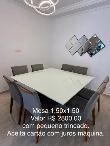Mesa de jantar 1,50 x 1,50 com tampo de vidro/laqueado e 8 cadeiras estofadas.