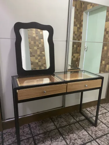 Penteadeira de ferro com material em mdf