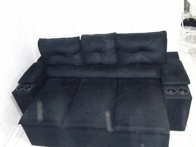 Sofá retrátil 3 lugares na cor preto