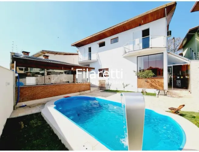 Casa com Piscina. Analisa terreno na troca.