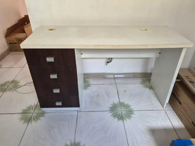 Mesa de madeira com 4 gavetas funcionando
