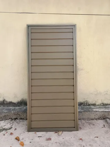 Porta em alumínio bze