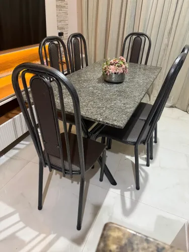 Mesa de mármore nova 1 mes de uso somente a mesa