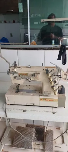 Máquina galoneira