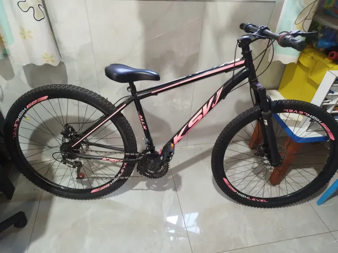 Vendo bicicleta aro 29 muito bem conservada e pouco usada.