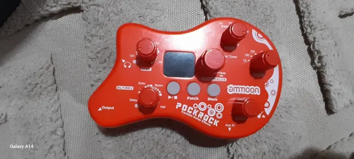 Guitarra, amplificador e pedal.