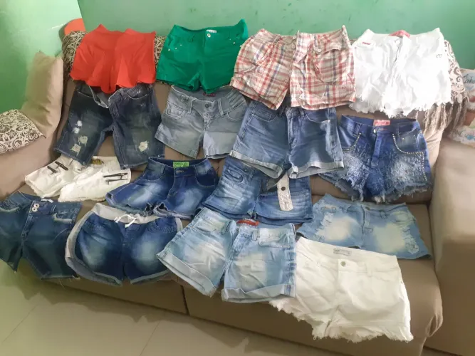 Vendo vários shorts jeans. 