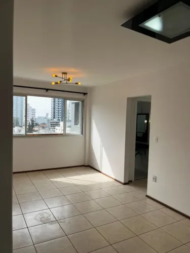 Apartamento dois quartos, próximo à Univali. Centro