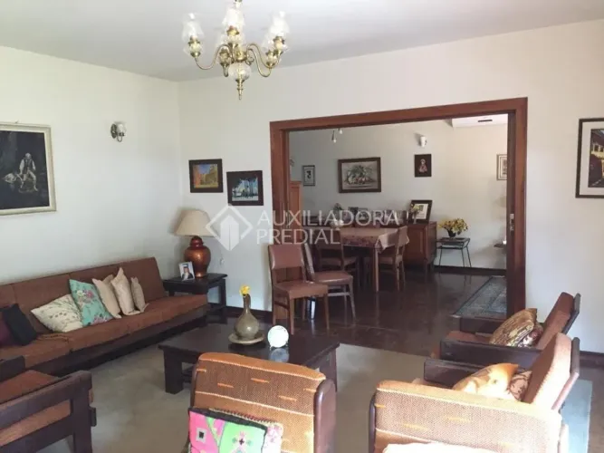 Casa residencial à venda no bairro Auxiliadora com 415 m² e 6 dormitórios/quartos.