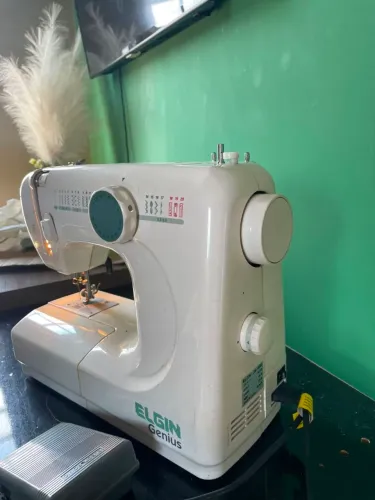 Máquina de costura c/pequeno defeito.